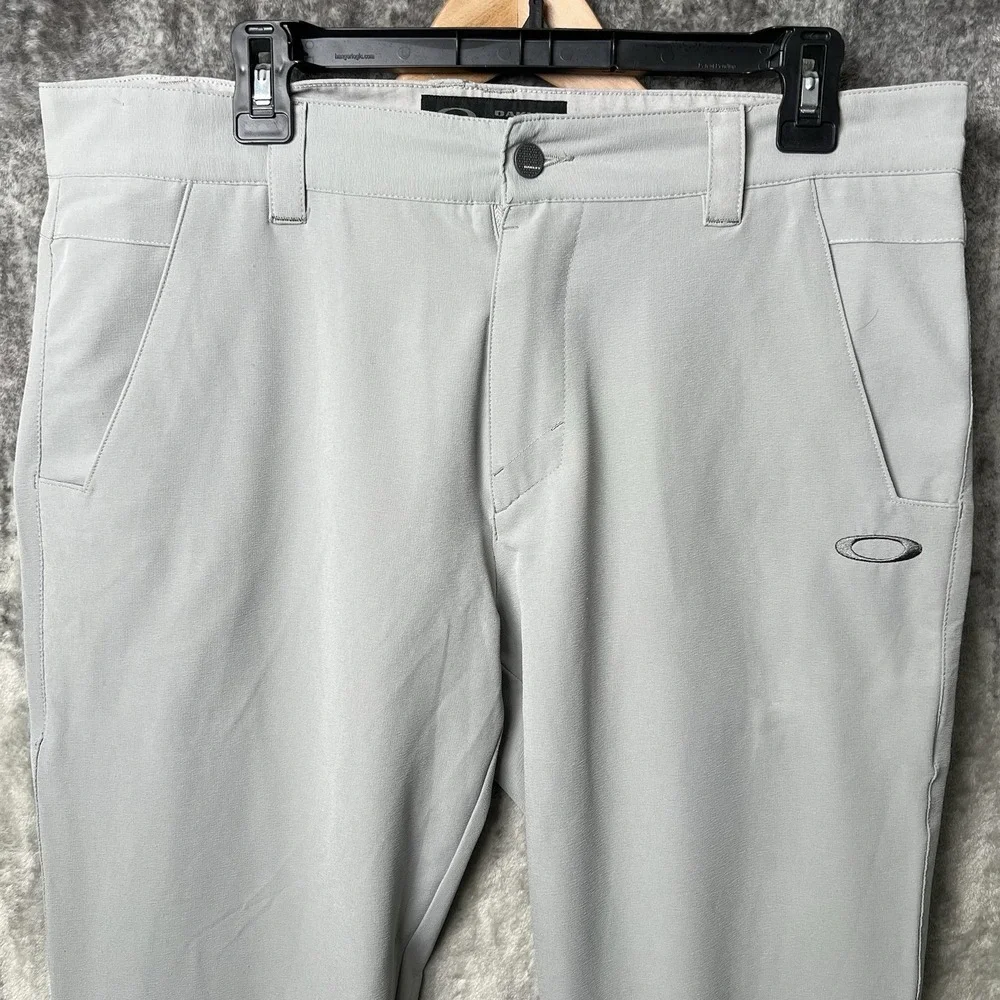 Oakley Pants Men 34x32 Gray Khaki Performance Golf Slacks Casual Logo